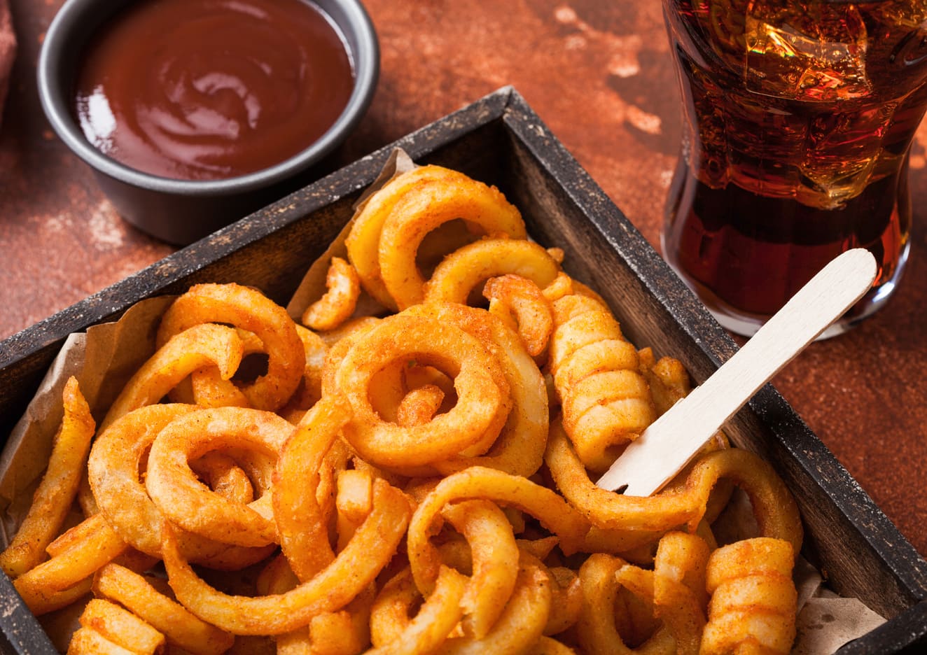 Nuestras deliciosas papas en forma de espiral que conservan parte de su cáscara lo que las hace deliciosamente crujientes y con un saber único en cada bocado.